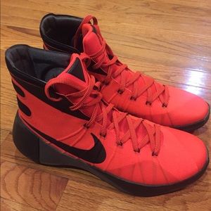 Never worn pair of Nike basketball shoes!